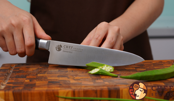 Vệ sinh dao đúng cách bằng cách bôi dầu ăn vào dao trước khi dùng